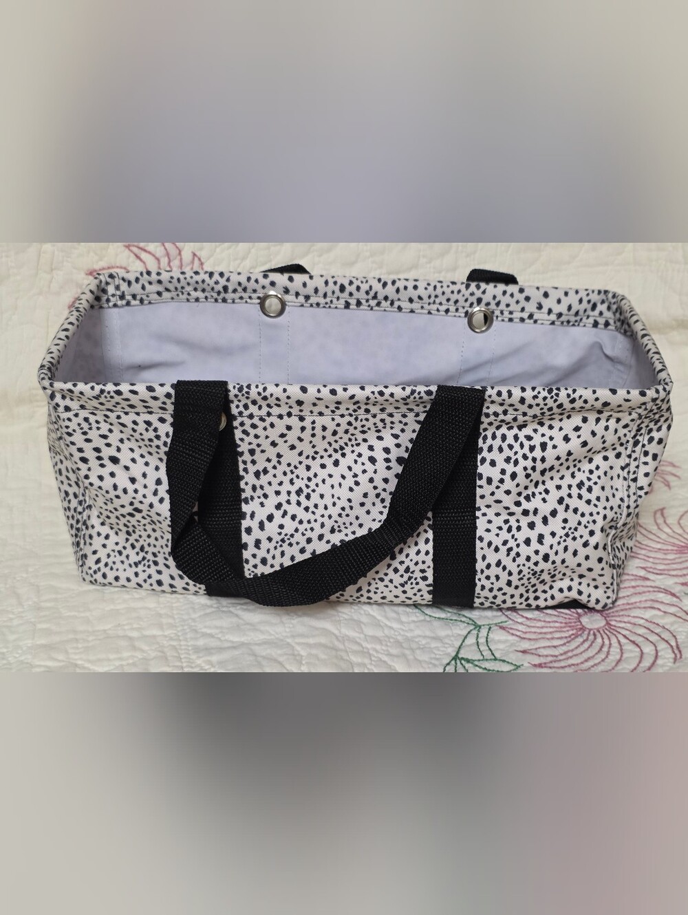 Thirty-One Tiny Utility Tote in the "Dainty Speckles" pattern.